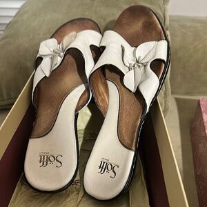 Sofft White Sandals Elegant Slip-On Design